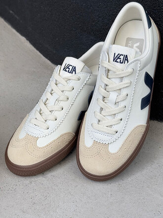 Veja Volley leather shoes . White Nautico Bark