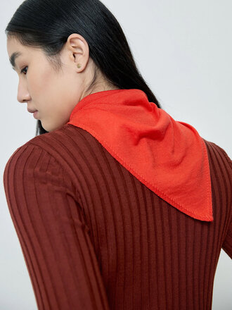 Diarte Small triangular scarf in merino wool . Tomato Diarte Small triangular scarf in merino wool . Tomato