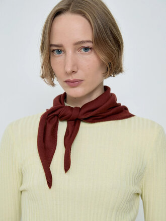 Diarte Small triangular scarf in merino wool . Brick Diarte Small triangular scarf in merino wool . Brick