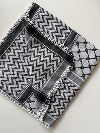Keffiyeh Mtl Keffieh classique avec tassel faits à la main . Blanc et noir Keffiyeh Mtl Keffieh classique avec tassel faits à la main . Blanc et noir