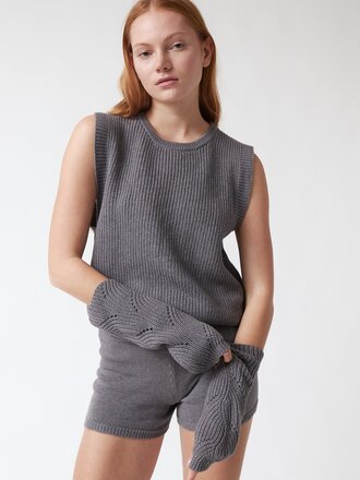 AMT Studio Weich vest . Grey