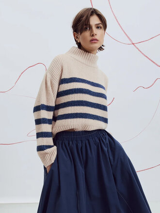 Eve Gravel Yalla soft sweater . Cream and blue