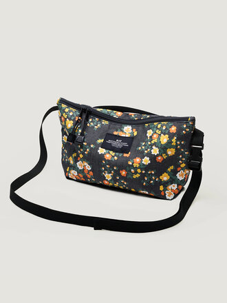 Bags in Progress Fannypack Crossbody en denim . Fleuri Bags in Progress Fannypack Crossbody en denim . Fleuri