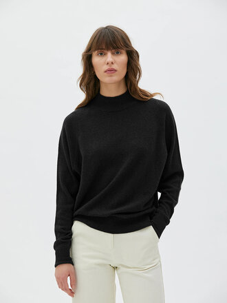 Maska Adila raglan cashmere sweater . Black