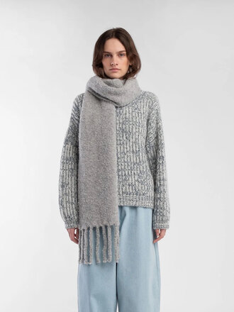 Micaela Greg Écharpe en alpaca à franges bouclées . Gris mélange Micaela Greg Écharpe en alpaca à franges bouclées . Gris mélange