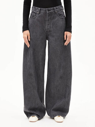 Armedangels Aalthea barrel jeans . Corno