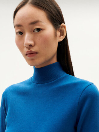 Thinking Mu Aine cotton high-neck top . Klein blue