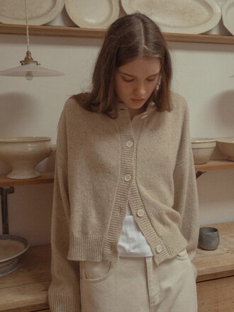 Gillian Stevens Cardigan en laine Gisele . Avoine