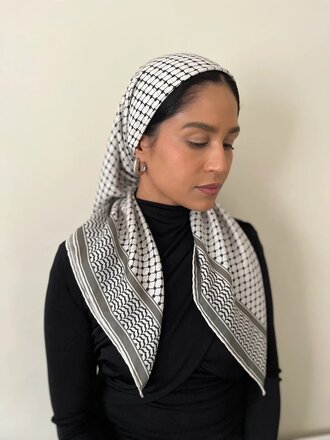 Sarah Musa Grand foulard Keffieh en soie et coton . Blanc et noir