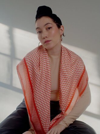 Sarah Musa Grand foulard Keffieh en soie et coton . Blanc et rouge