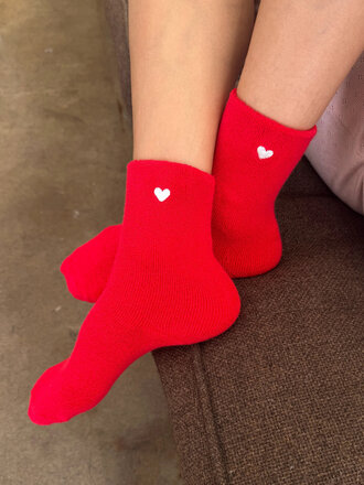 Le Bon Shoppe Chaussettes brodées Cloud . Rouge avec coeur