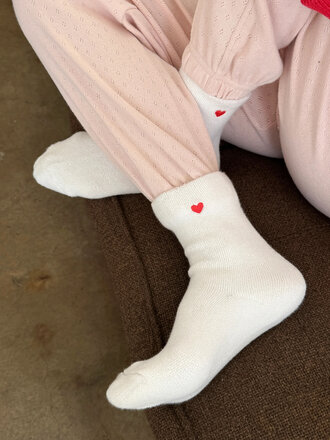 Le Bon Shoppe Chaussettes brodées Cloud . Blanc avec coeur
