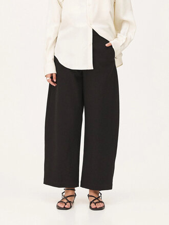 Noyoco Nibe Balloon-Cut Pants. Black