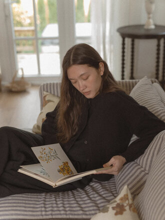 Gillian Stevens Cardigan en coton biologique Willow . Noir