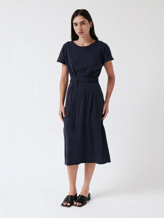 AMT Studio Robe t-shirt polyvalente Flora . Bleu profond