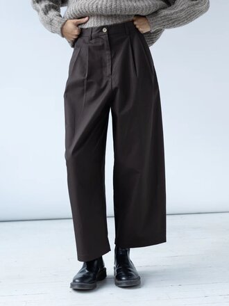Shaina Mote Pantalon à plis Boy Trouser . Chocolat