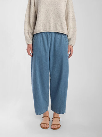 Micaela Greg Barrel Curved-Leg Jeans. Sun Fade