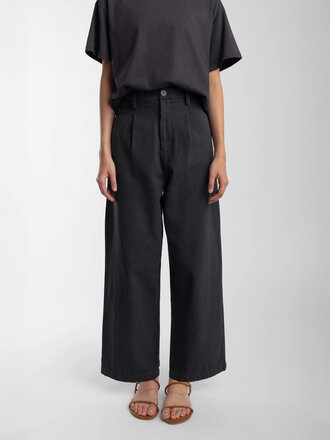 Micaela Greg Pantalon ample à plis Lou . Noir délavé