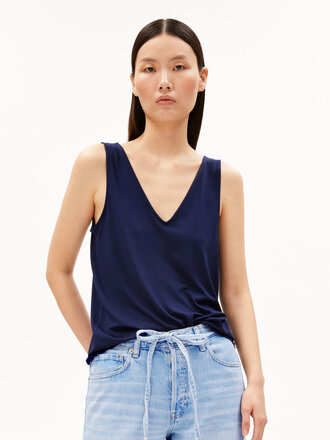 Armedangels Haut en viscose dos en V . Marine