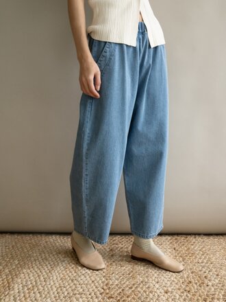 Micaela Greg Barrel Curved-Leg Jeans. Sun Fade