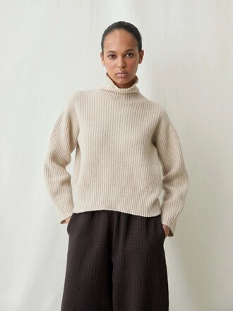 Diarte Derris merino cashmere sweater . Ivory