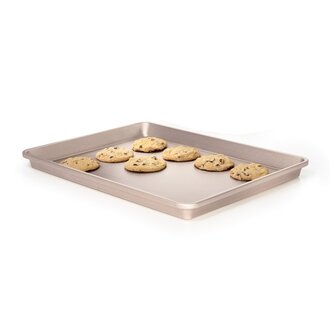 https://cdn.shoplightspeed.com/shops/622951/files/26109417/330x330x2/oxo-oxo-10-x15-25x36cm-non-stick-baking-tray-gold.jpg