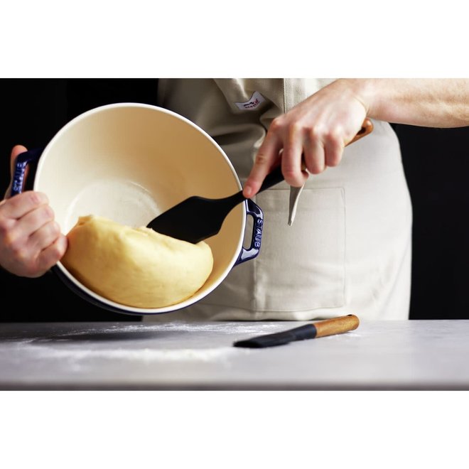 https://cdn.shoplightspeed.com/shops/622951/files/31047099/660x660x2/staub-staub-9-pastry-brush-silicone-and-wood.jpg