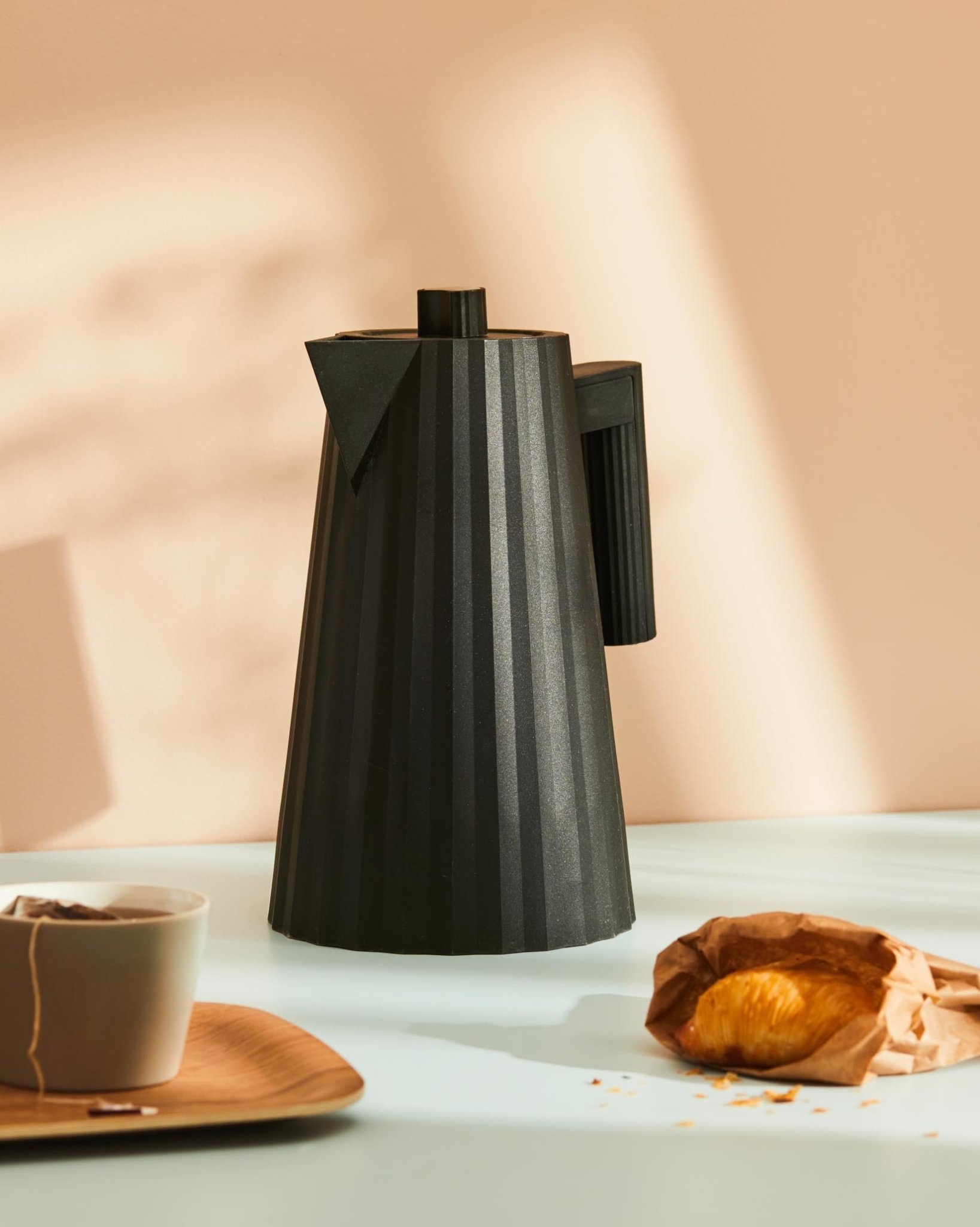Bouilloire électrique Plissé noir 1L - ALESSI - L'art de la Table, une  passion.