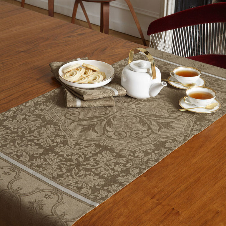 Le Jacquard Français Le-Jacquard-Francais-Chemin-de-table-Armoiries-Grege-(brown)