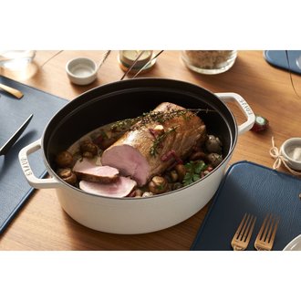 Staub Staub - Cocotte 5.5 L Ovale - Blanc Truffe Staub Staub - Cocotte 5.5 L Ovale - Blanc Truffe