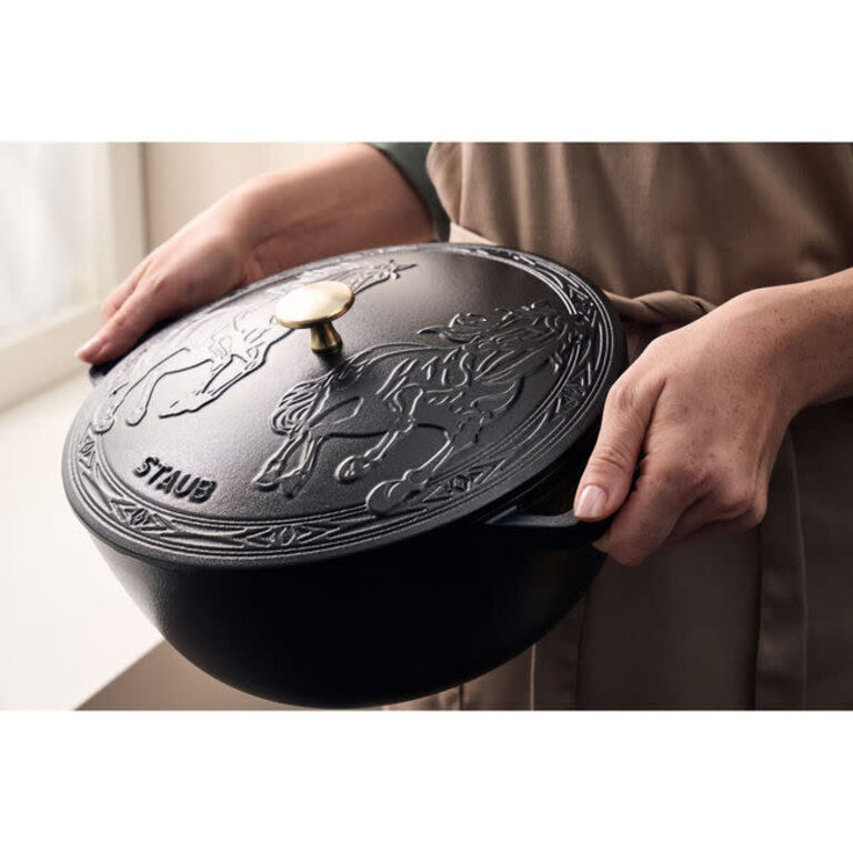 Staub Staub - Cocotte Française en Fonte Émaillée - Édition Spéciale Cheval - 4,9L (5.2QT) - Noire