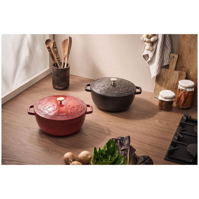 Staub Staub - Cocotte Française en Fonte Émaillée - Édition Spéciale Cheval - 4,9L (5.2QT) - Noire