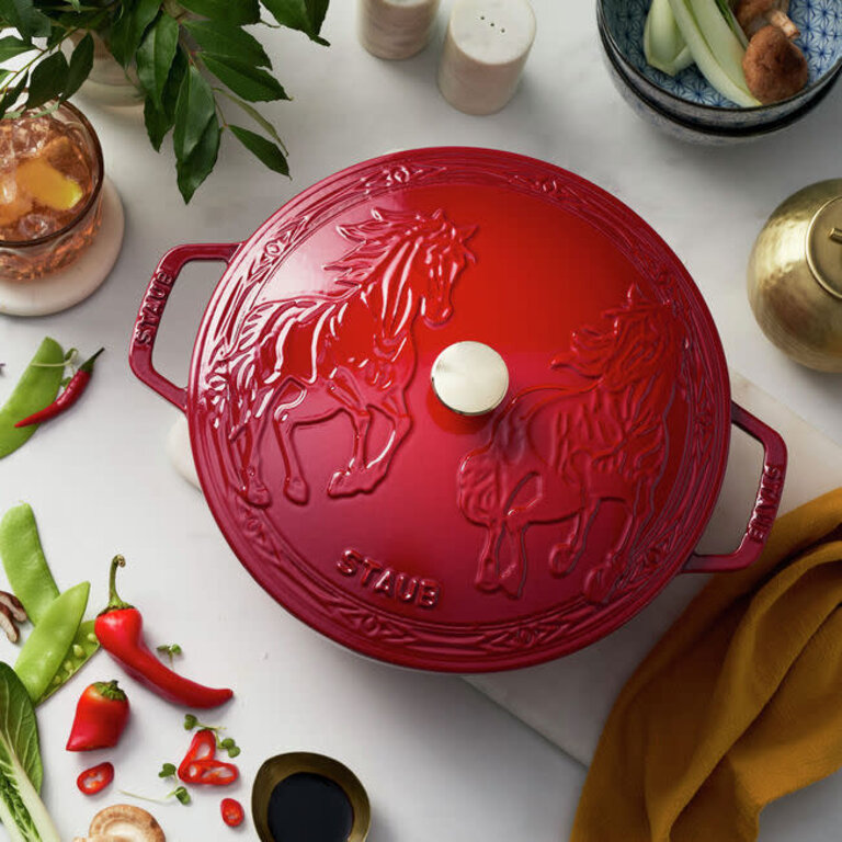 Staub Staub - Cocotte Française en Fonte Émaillée - Édition Spéciale Cheval - 4,9L (5.2QT) - Rouge