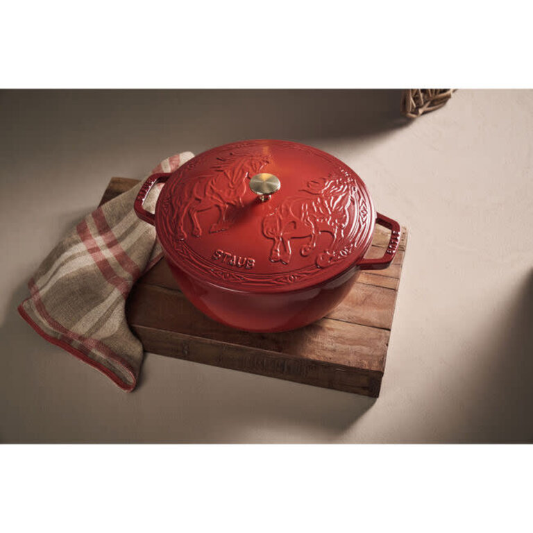 Staub Staub - Cocotte Française en Fonte Émaillée - Édition Spéciale Cheval - 4,9L (5.2QT) - Rouge