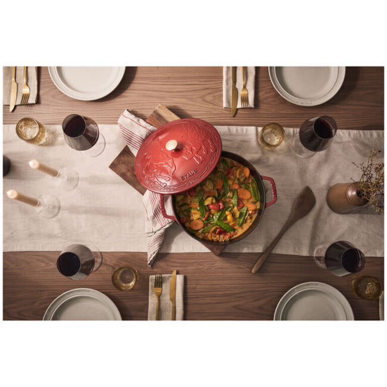 Staub Staub - Cocotte Française en Fonte Émaillée - Édition Spéciale Cheval - 4,9L (5.2QT) - Rouge