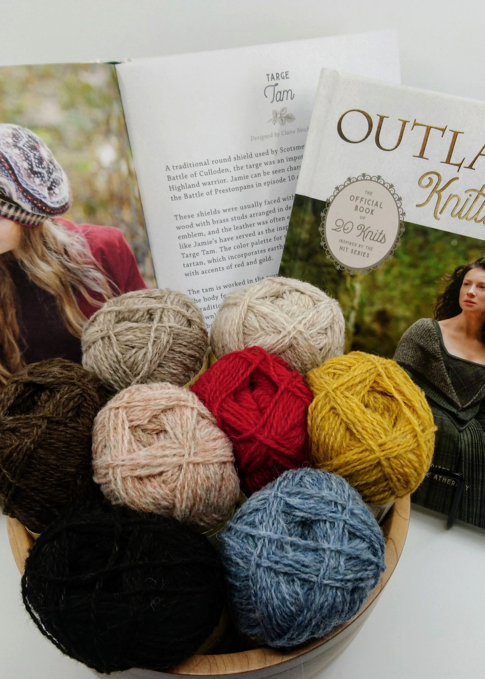 Outlander Outlander Knitting Book & Targe Tam Kit BUNDLE