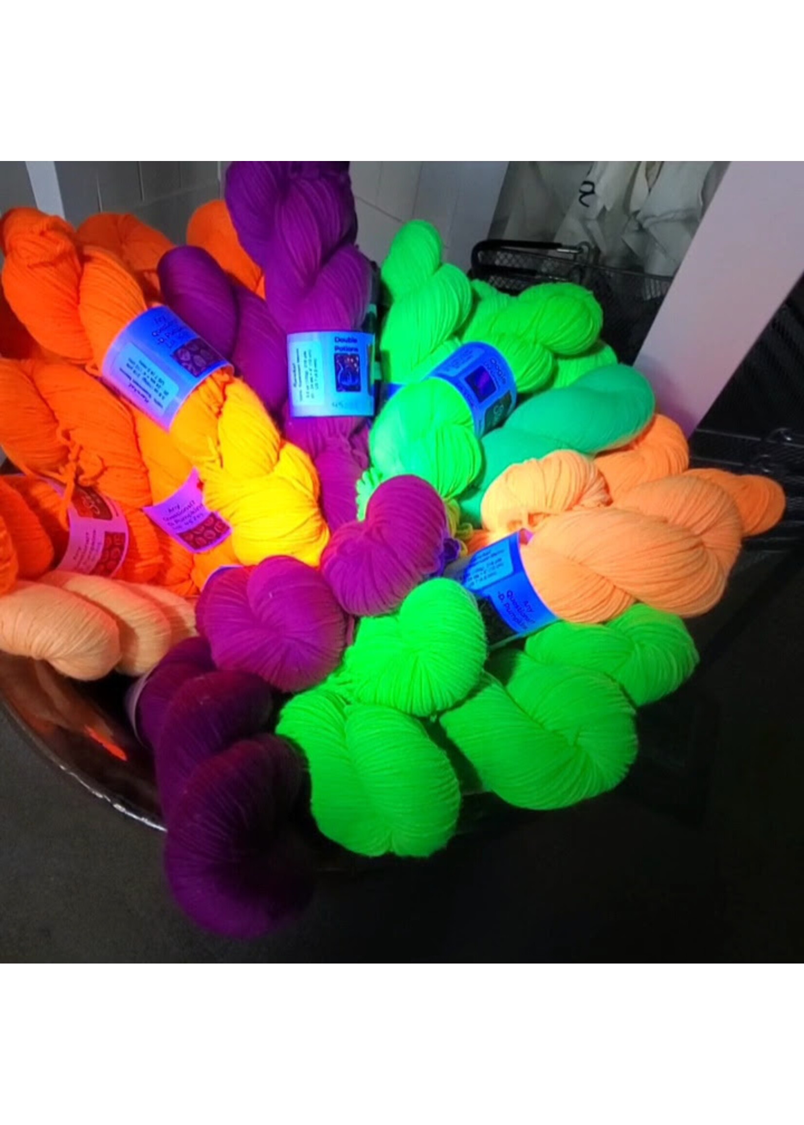 Stranded Studio Narwhal 100g UV Reactive