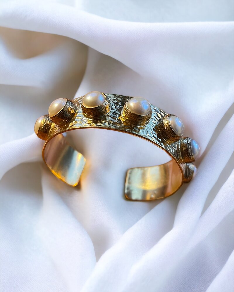 Ikat Jewelry 18k Gold Round Pearl Inlay Cuff