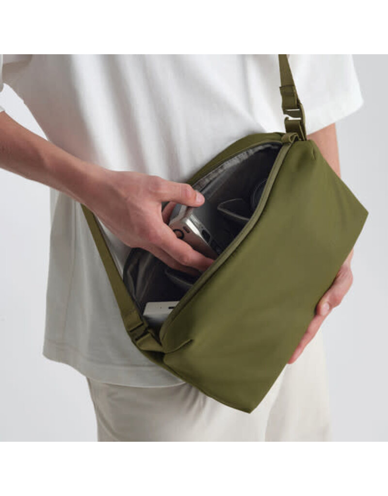 URTH Urth Dolomite Cross-Body Camera Sling Bag (Green, 5.1L)