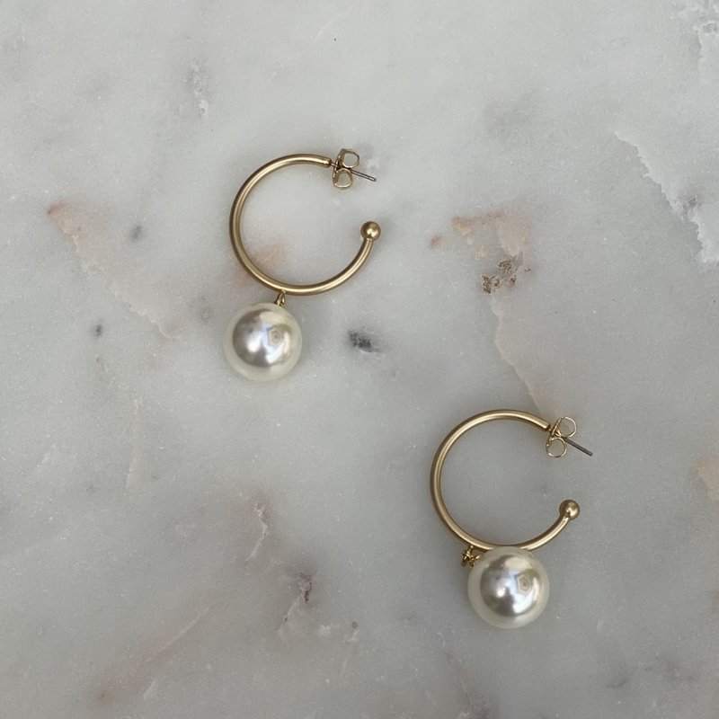 Zenzii Matte Gold Hoop with Pearl Drop