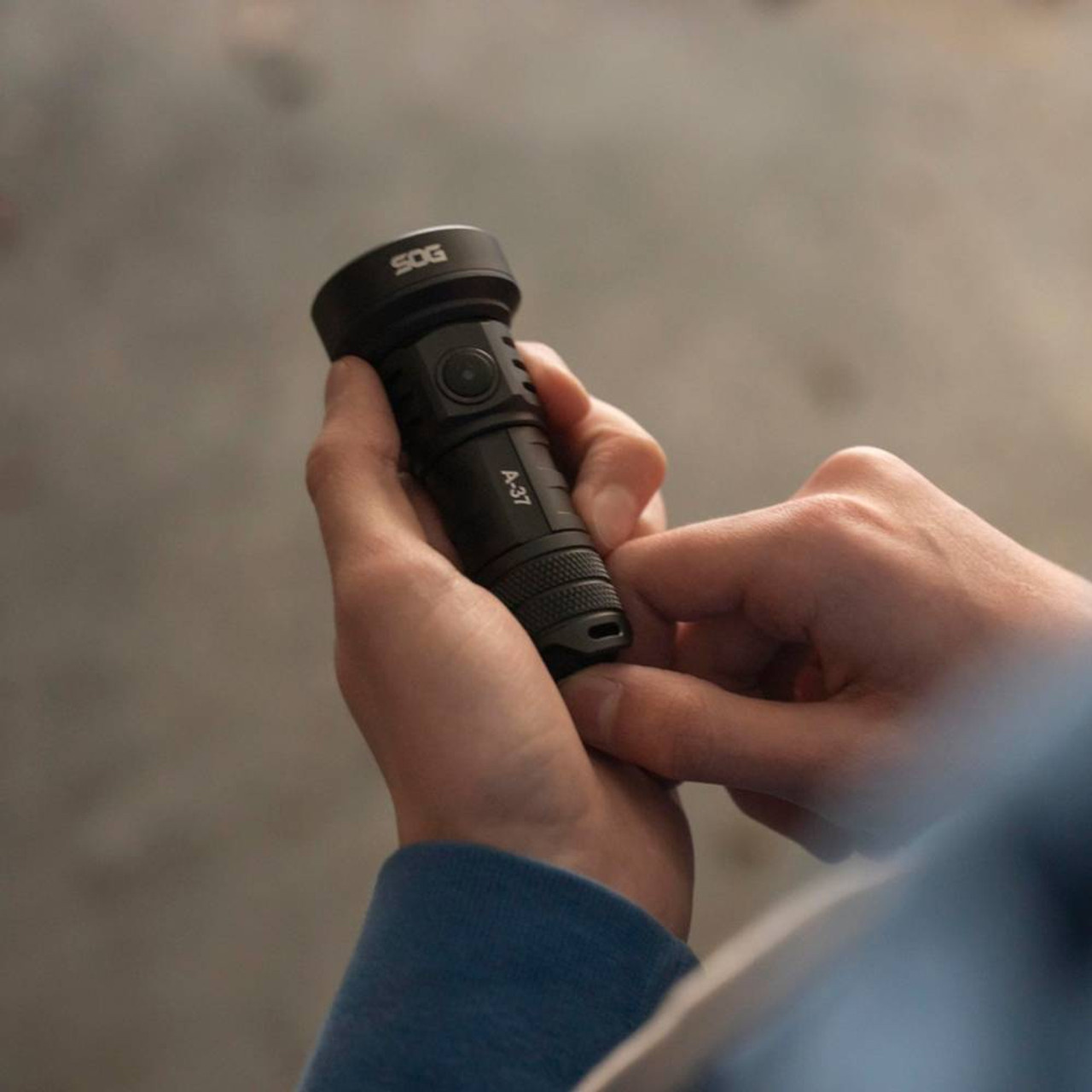 Sog A-37 LED Flashlight 1320 Lumens w/Cable/Lanyard | Corlane Sporting ...