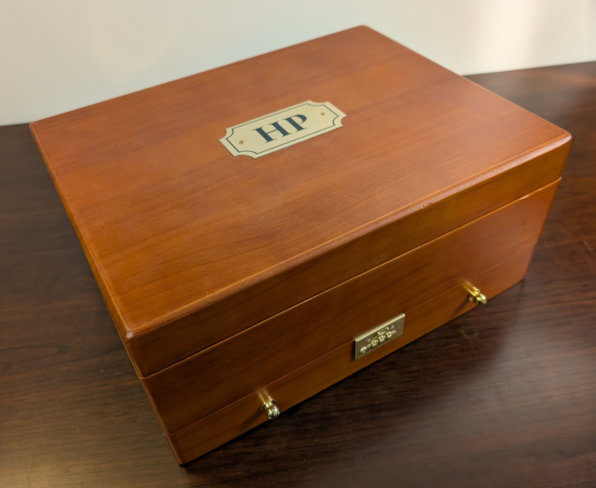 Hunt-A-Killer: Agatha Christie's The Mystery of Hunter's Lodge Premium Case