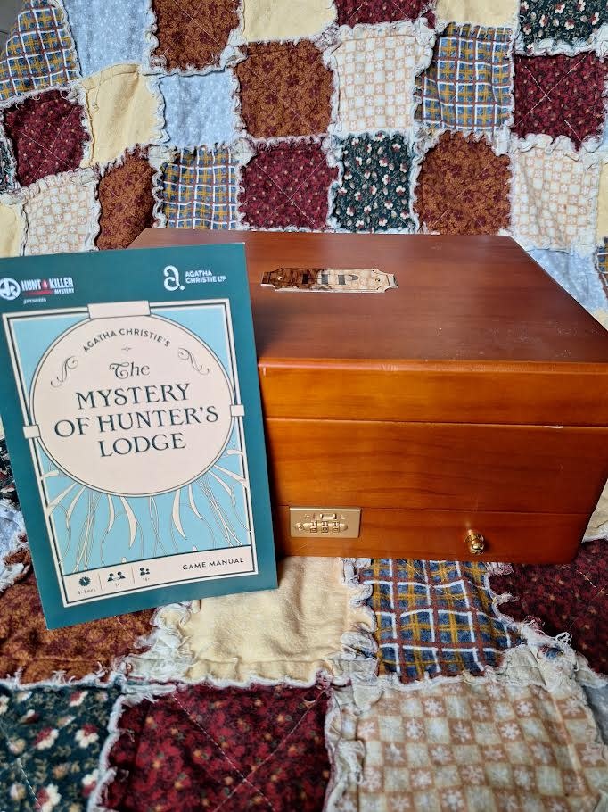 Hunt-a-Killer: Agatha Christie's The Mystery of Hunter's Lodge Premium Case