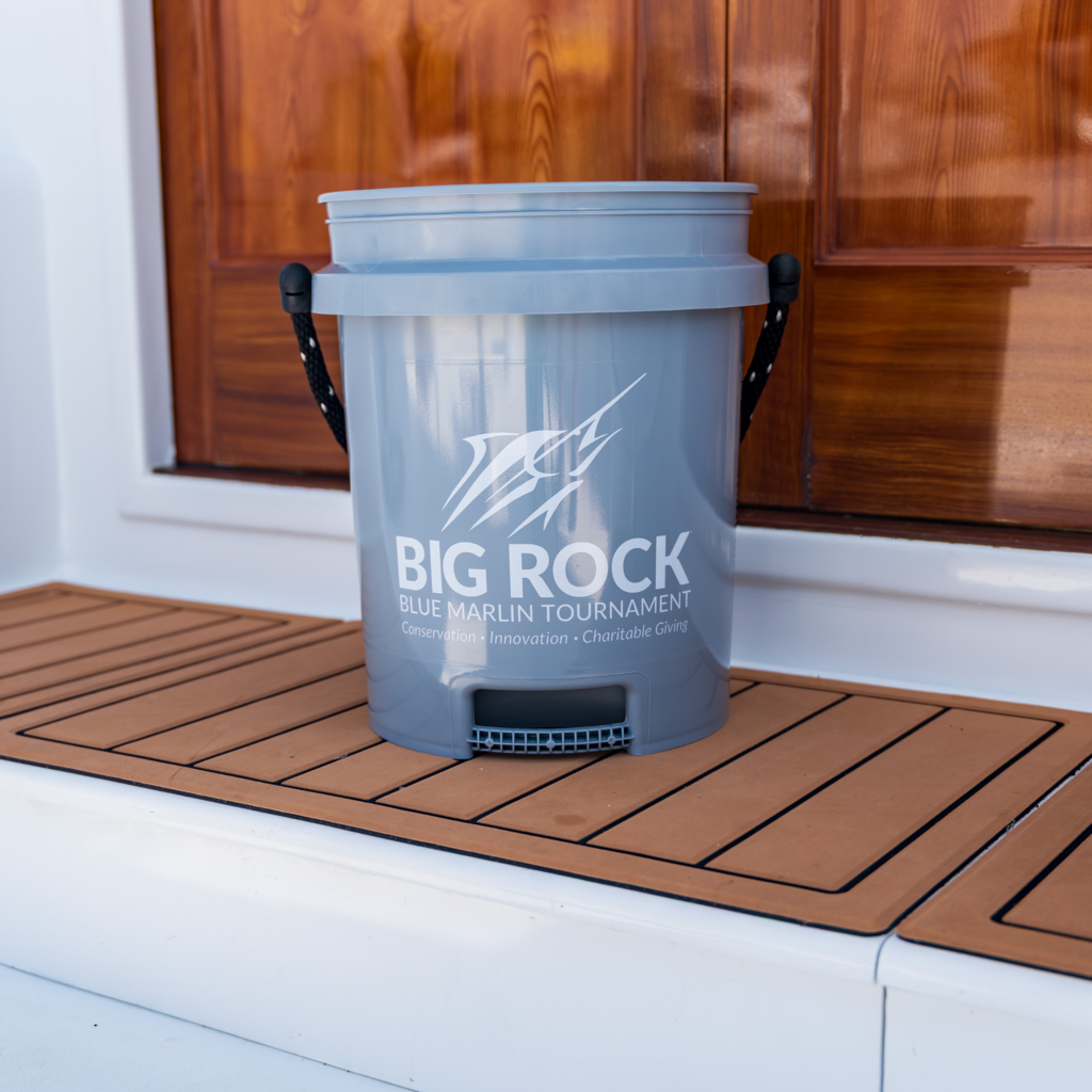 Big Rock White Streak Rope Handle Bucket
