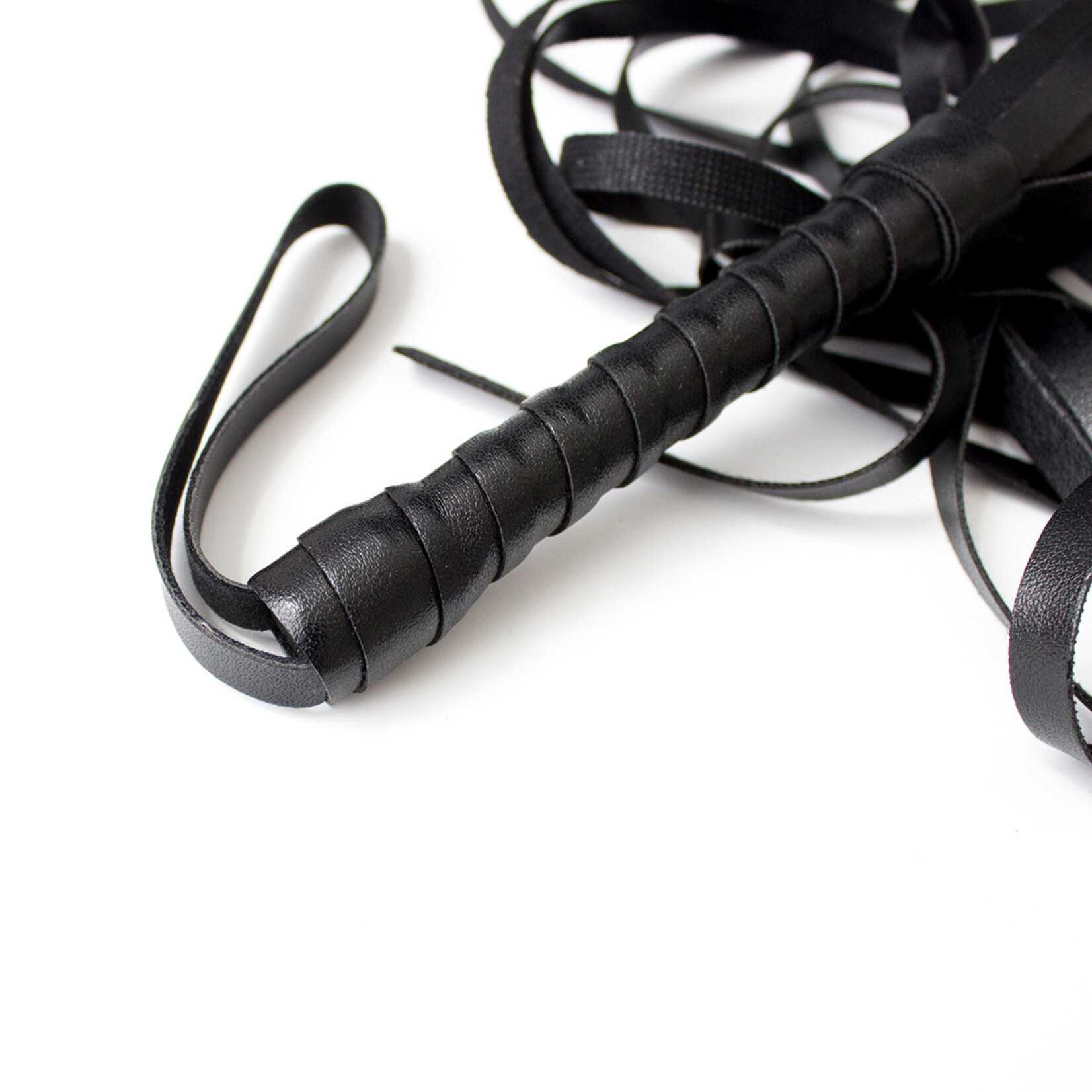 FETISH BOUTIQUE DELUXE FLOGGER BLACK