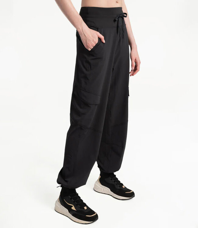 Lolë Momentum Cargo Pants