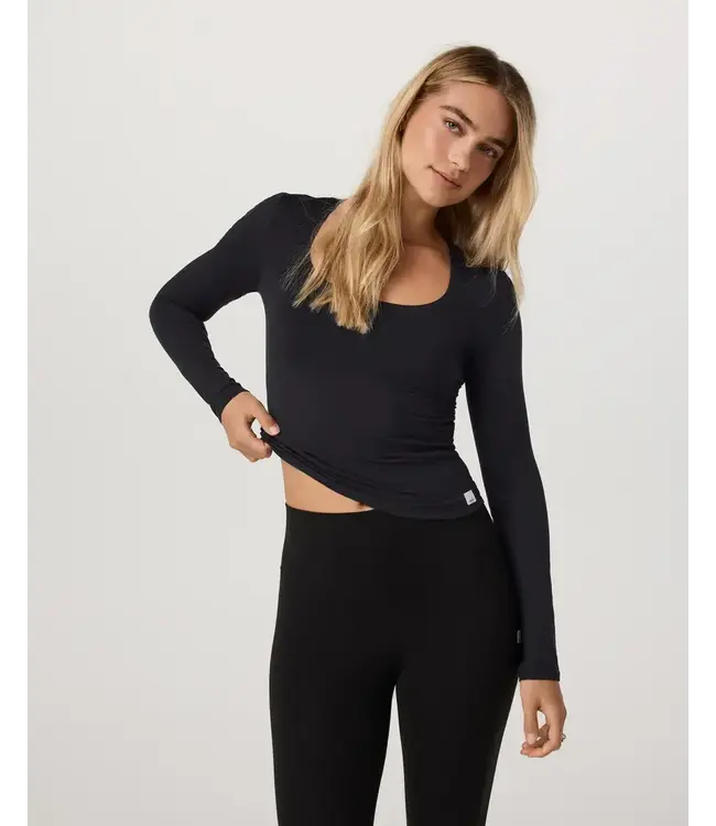 Vuori Long Sleeve Halo Essential Scoop Top