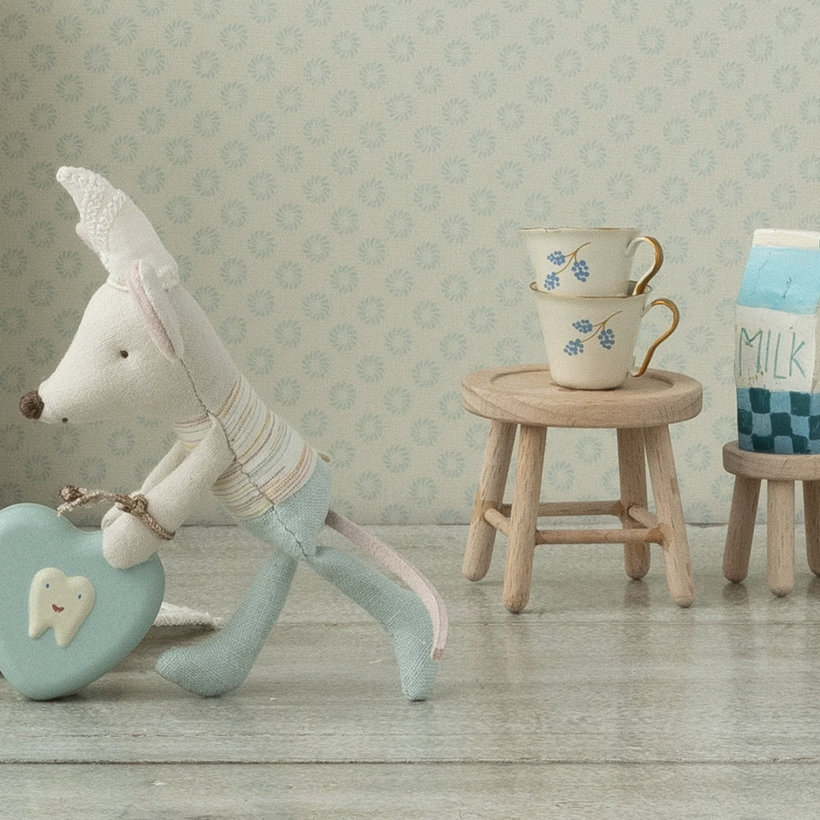 Table and stool set, Mouse 11-4000-00
