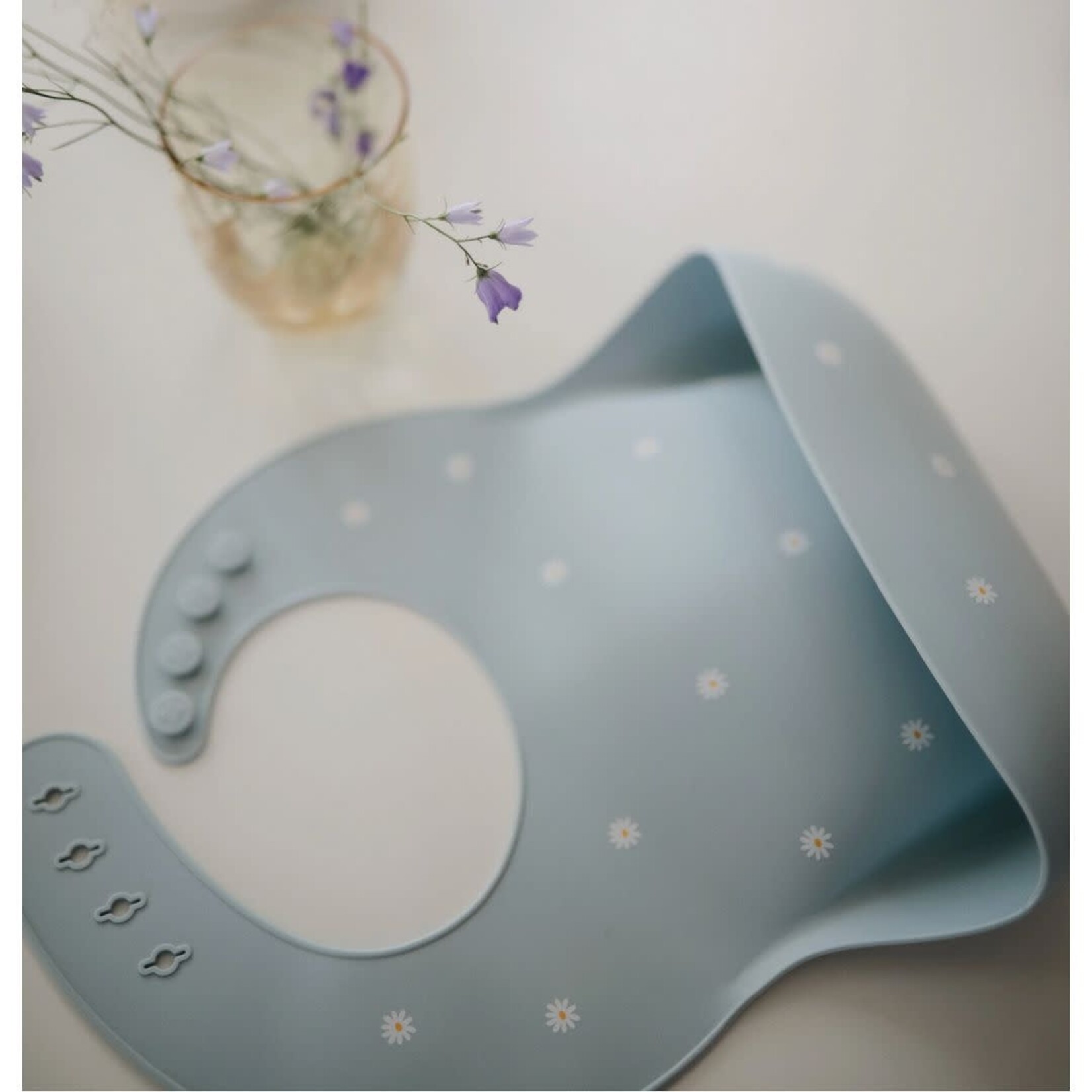 Mushie Silicone Baby Bib || White Daisy