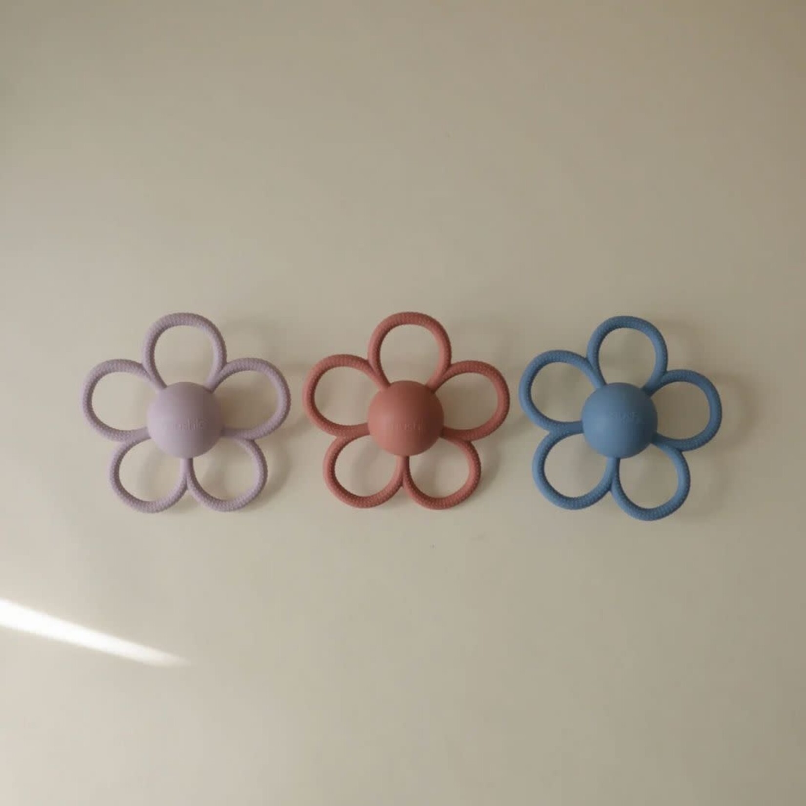 Mushie Daisy Rattle Teether || Soft Lilac